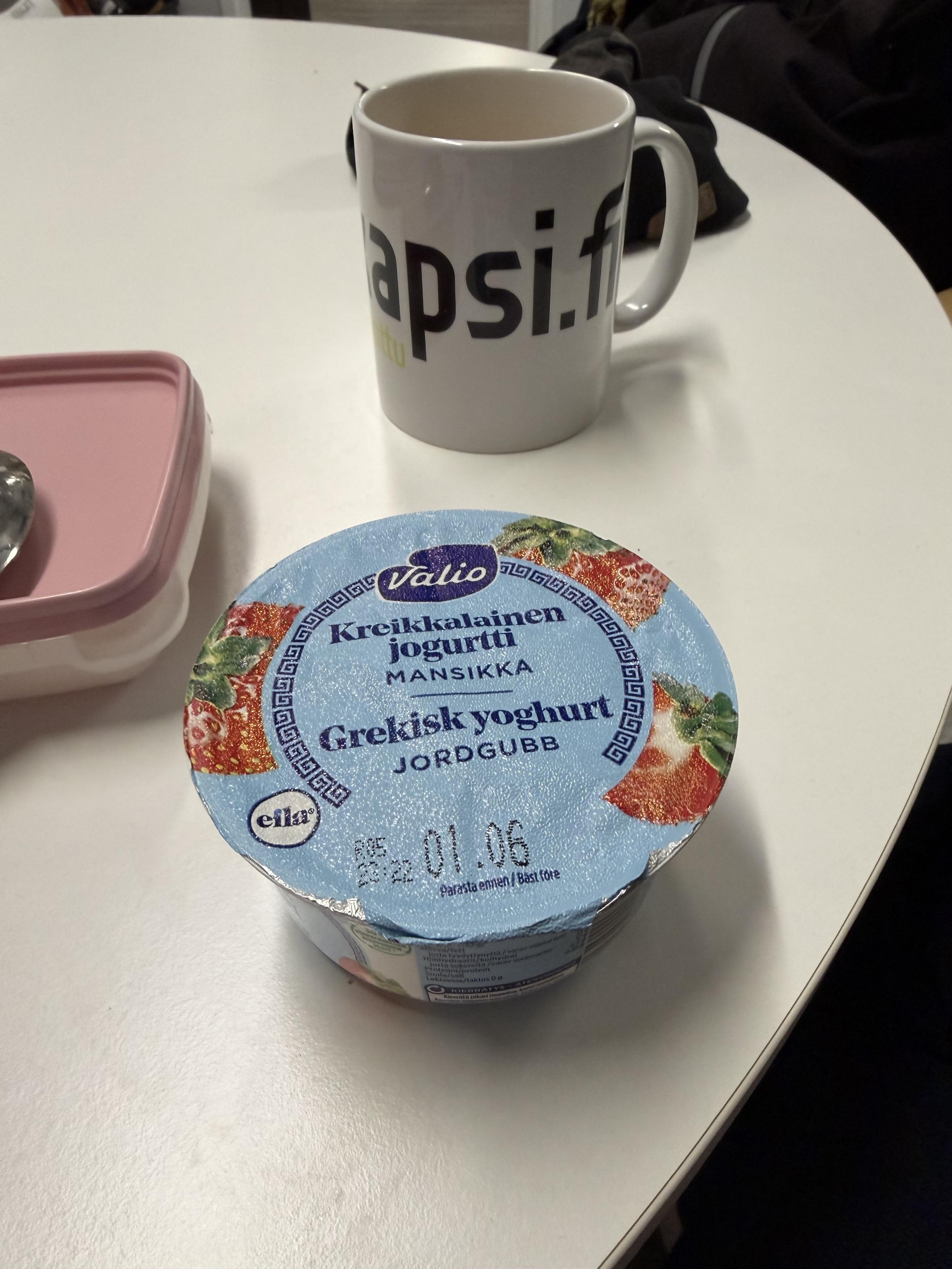 Kuvassa purkki Valion Kreikkalainen jogurtti -tuotetta. Mansikka.